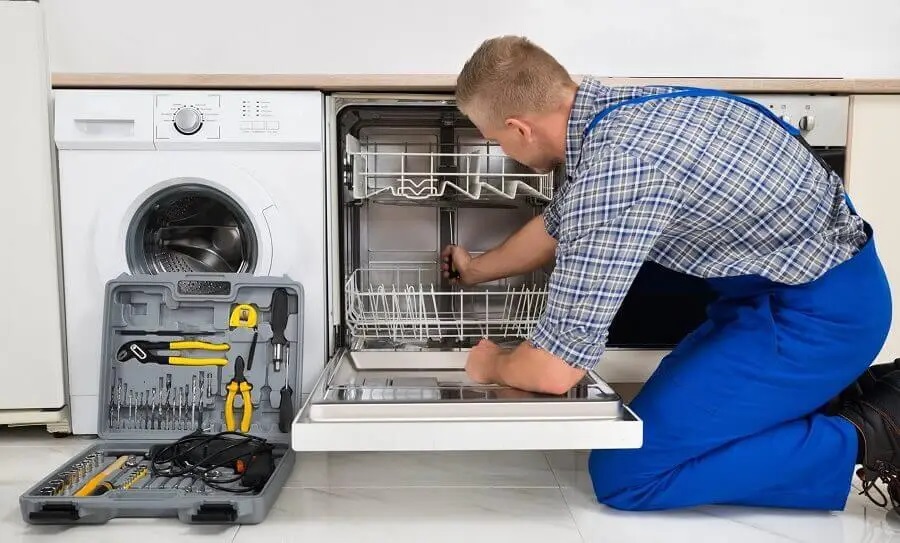 Menemen Bosch servisi teknisyen ekibi beyaz eşya tamiri yaparken